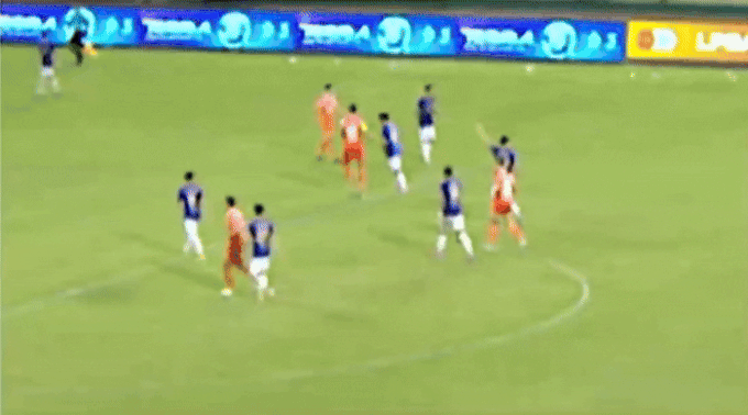 Vũ Tiến Long bị rút thẻ đỏ vì húc đầu ở V-League Tình huống Vũ Tiến Long húc đầu vào ngực Đỗ Phi Long