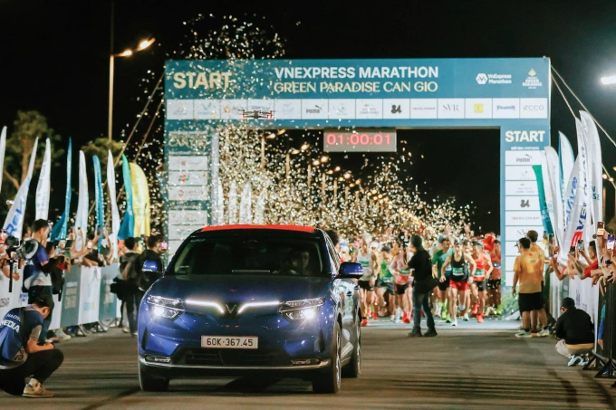 Xe dẫn đoàn cho cả bốn cự ly VnExpress Marathon Green Paradise Cần Giờ. Ảnh: VnExpress Marathon