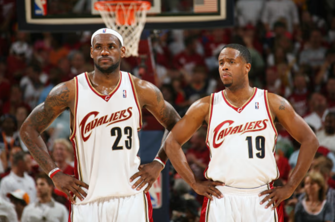 Damon Jones (phải) khi còn cùng thi đấu với ngôi sao LeBron James năm 2007. Ảnh: NBAE