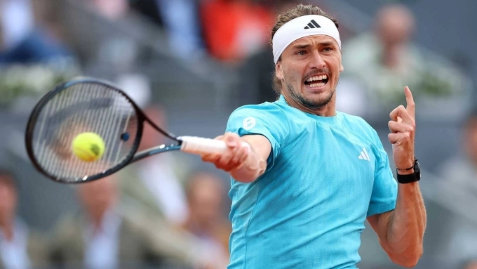 Zverev đánh thuận tay trong trận gặp Blockx trên sân Manolo Santana tại Madrid Open. Zverev thi đấu tại Madrid Open