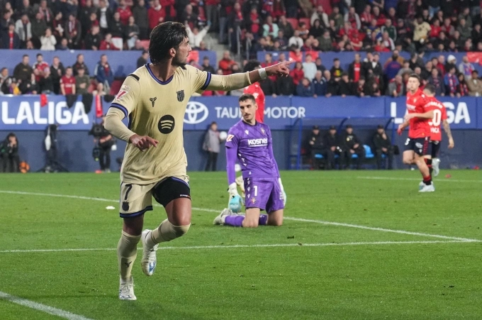 Ferran Torres mừng bàn thắng trong trận gặp Osasuna trên sân El Sadar, Pamplona, Tây Ban Nha hôm 2/5. Ảnh: Reuters