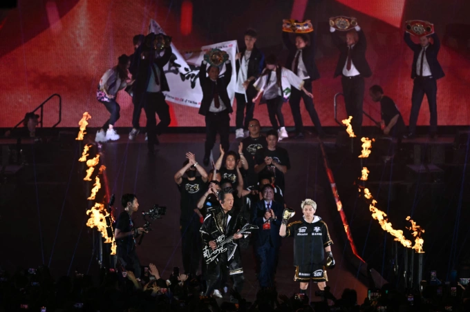 Naoya Inoue bước ra sàn đấu với một ban nhạc biểu diễn trực tiếp làm nền. Ảnh: AFP