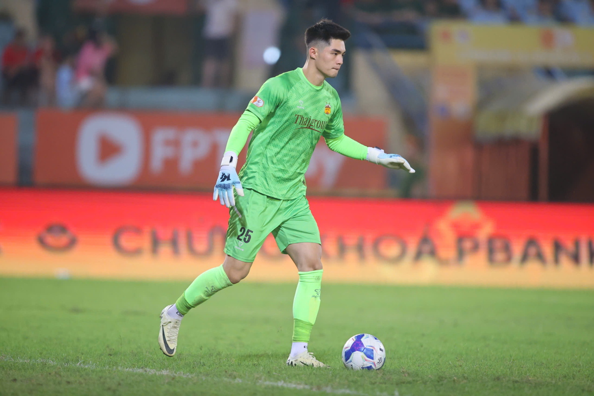 Trung Kiên giúp HAGL sáng cửa trụ hạng V-League