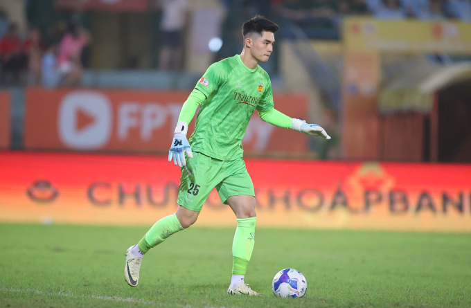 Thủ môn Trần Trung Kiên trong trận đấu giữa SLNA - HAGL tại vòng 21 V-League 2025-2026, tối 3/5. Thủ môn Trần Trung Kiên thi đấu xuất thần giúp HAGL thắng SLNA