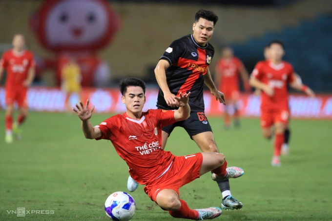 Thể Công (áo đỏ) hòa Ninh Bình 1-1 ở vòng 22 V-League 2025-2026, trên sân Hàng Đẫy ở Hà Nội ngày 3/5/2026. Ảnh: Hoàng Huynh Thể Công (áo đỏ) hòa Ninh Bình 1-1 ở vòng 22 V-League