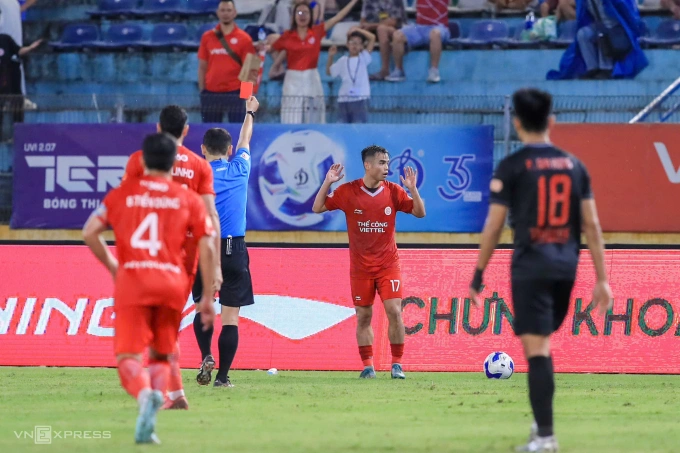 Nguyễn Đức Hoàng Minh nhận thẻ đỏ trực tiếp sau pha phạm lỗi với Đỗ Thanh Thịnh. Ảnh: Hoàng Huynh Nguyễn Đức Hoàng Minh nhận thẻ đỏ sau pha phạm lỗi