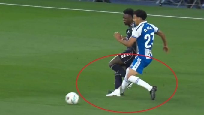 Một trong nhiều tình huống Espanyol phạm lỗi với Vinicius. Ảnh chụp màn hình