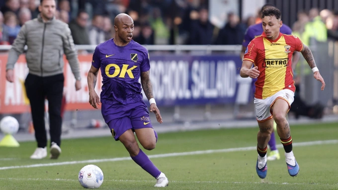 Hậu vệ Go Ahead Eagles Dean James (phải) thi đấu trong trận thắng NAC Breda 6-0 ở vòng 27 giải VĐQG Hà Lan 2025-2026 vào ngày 15/3/2026. Ảnh: Pro Shot