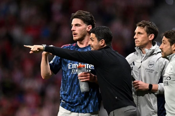 HLV Mikel Arteta chỉ đạo Declan Rice. Ảnh: Arsenal FC Mikel Arteta chỉ đạo Declan Rice trên sân