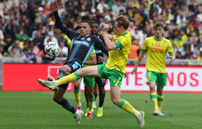 Mason Greenwood (áo tối màu) tranh bóng trong trận Marseille thua Nantes 0-3 ở vòng 32 Ligue 1. Ảnh: AFP