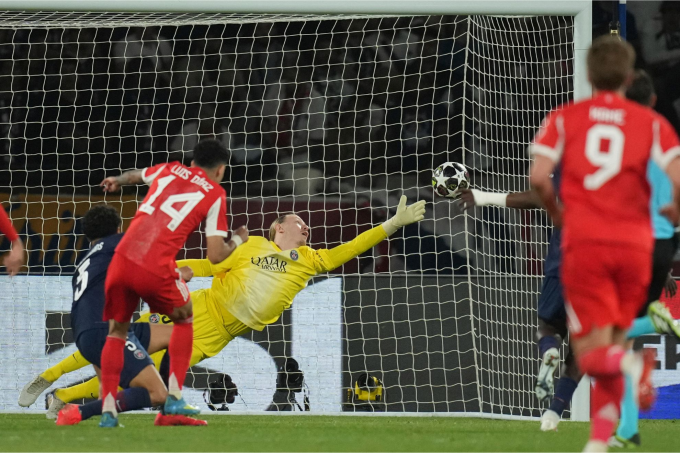 Luis Diaz ghi bàn vào lưới PSG ở lượt đi. Luis Diaz ghi bàn trong trận lượt đi bán kết
