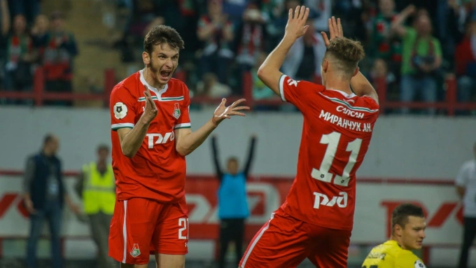 Kvaratskhelia (trái) khi còn khoác áo Lokomotiv Moscow vào năm 2019. Kvaratskhelia khi thi đấu cho Lokomotiv Moscow năm 2019