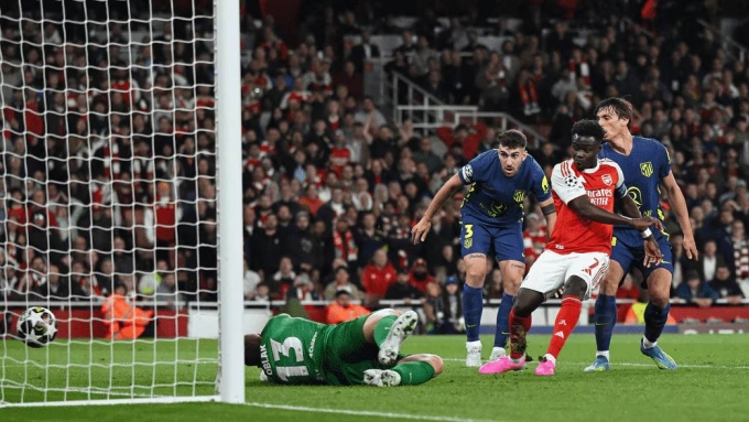 Saka ghi bàn giúp Arsenal thắng Atletico 1-0 ở lượt về bán kết Champions League Saka (áo đỏ) ghi bàn giúp Arsenal thắng Atletico 1-0 ở lượt về bán kết Champions League tối 5/5 trên sân Emirates.