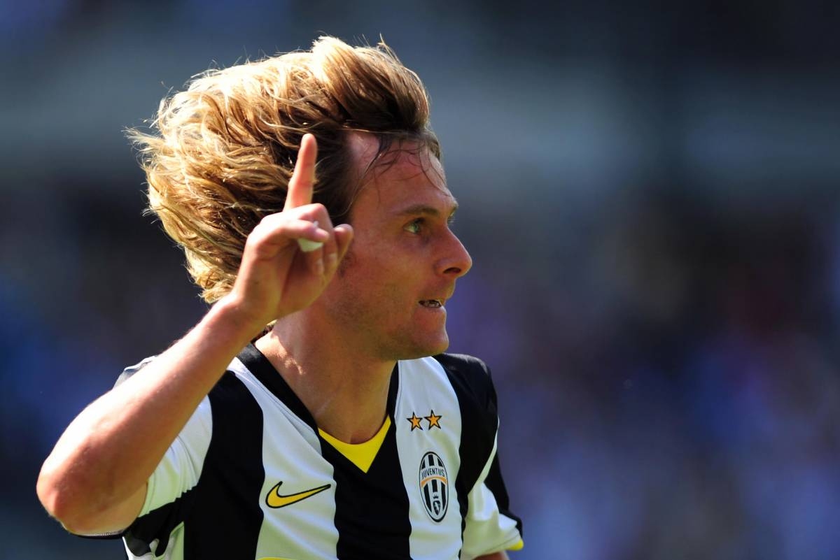 Pavel Nedved Nedved tiếc nuối bên đường pitch Cúp C1