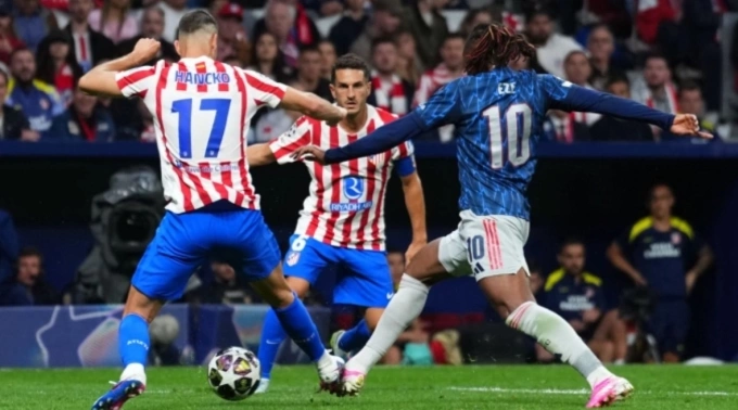 Pha va chạm giữa Eberechi Eze và David Hancko Pha va chạm giữa Eberechi Eze và David Hancko trong trận hòa Atletico 1-1 ở lượt đi bán kết Champions League.