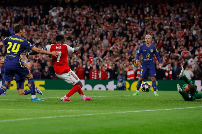 Bukayo Saka đá bồi vào lưới trống Bukayo Saka ghi bàn cho Arsenal
