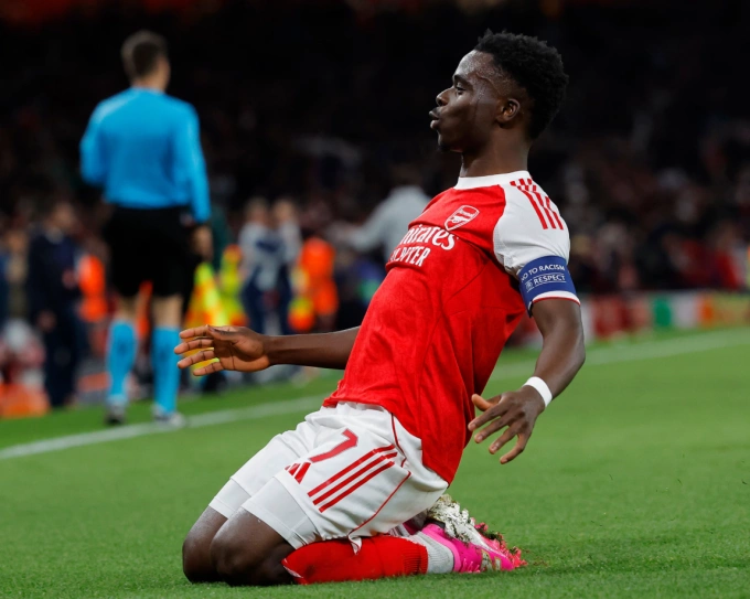 Bukayo Saka trượt cỏ mừng bàn thắng Saka ăn mừng bàn thắng bằng cách trượt cỏ