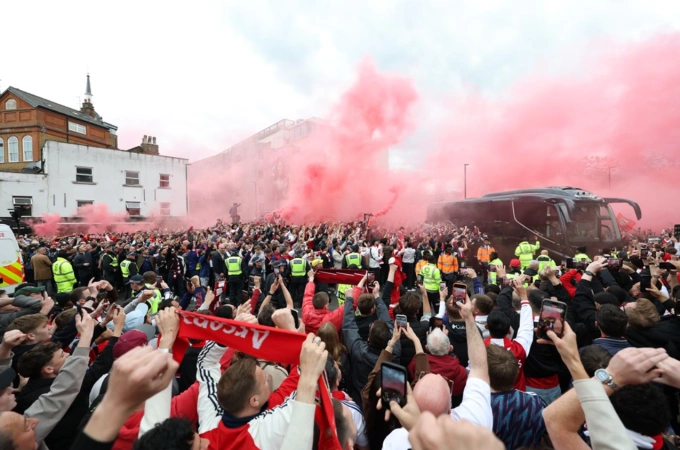 Người hâm mộ Arsenal tạo bầu không khí cuồng nhiệt trước trận CĐV Arsenal cổ vũ cuồng nhiệt tại Emirates