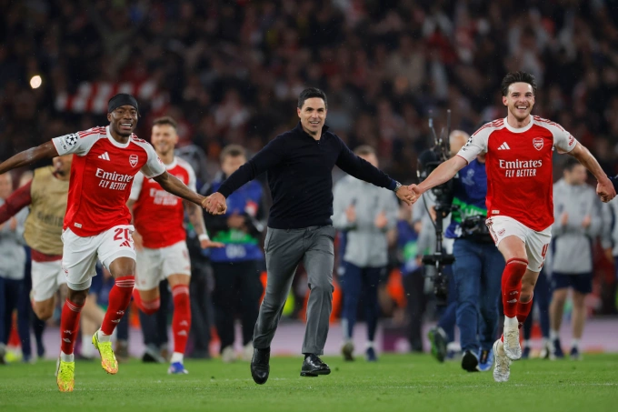 Noni Madueke, HLV Mikel Arteta, Declan Rice vui mừng sau trận Arsenal thắng Atletico 1-0 ở lượt về bán kết Champions League trên sân Emirates, London, Anh ngày 5/5/2026. Noni Madueke và HLV Mikel Arteta ăn mừng chiến thắng