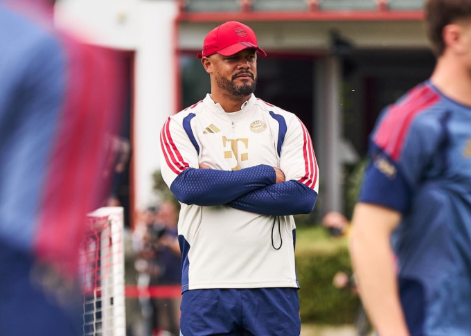 HLV Vincent Kompany trong buổi tập trước trận của Bayern. HLV Vincent Kompany tập luyện cùng Bayern