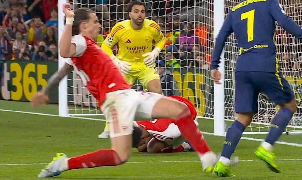 Tranh cãi về hai lần Arsenal thoát phạt trước Atletico