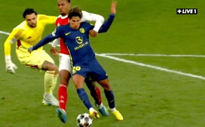 Tác động từ Gabriel (áo đỏ) lên Giuliano Simeone ở phút 51 trận đấu Gabriel tác động lên Giuliano Simeone trong trận Arsenal - Atletico