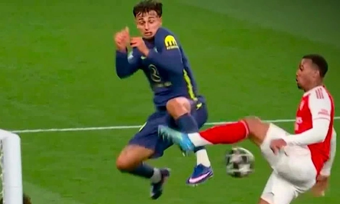 Tranh chấp giữa Gabriel và Pubill ngay trước tình huống Calafiori giẫm chân Griezmann Tranh chấp giữa Gabriel và Pubill trước khi Calafiori giẫm chân Griezmann