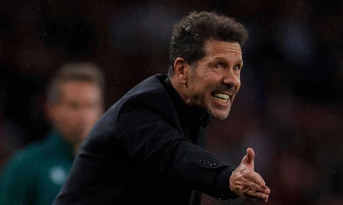 HLV Diego Simeone chỉ đạo cầu thủ trong trận Atletico thua Arsenal 0-1 ở lượt về bán kết Champions League trên sân Emirates HLV Diego Simeone chỉ đạo cầu thủ trong trận Atletico thua Arsenal 0-1 tại Emirates