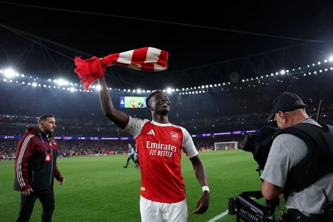 Bukayo Saka vui mừng sau trận Arsenal thắng Atletico 1-0 ở lượt về bán kết Champions League trên sân Emirates, London, Anh ngày 5/5/2026. Bukayo Saka vui mừng sau trận Arsenal thắng Atletico 1-0