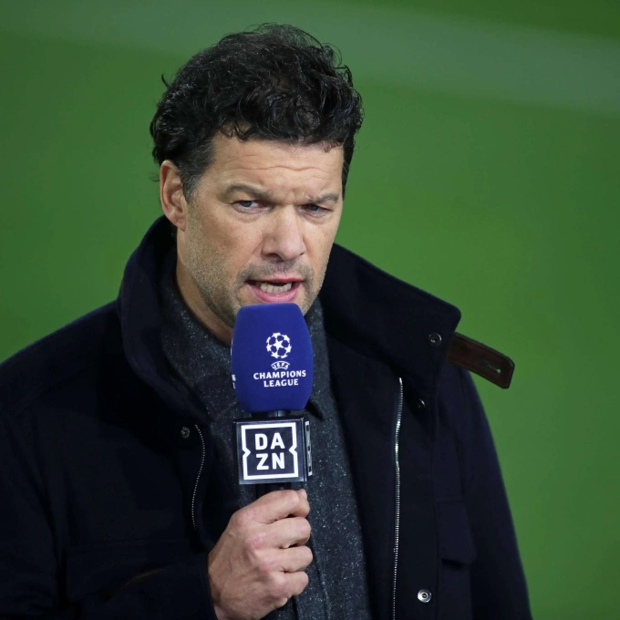 Ballack ở phần bình luận sau trận Bayern - PSG trên đài DAZN hôm 6/5 Ballack bình luận về trận Bayern - PSG