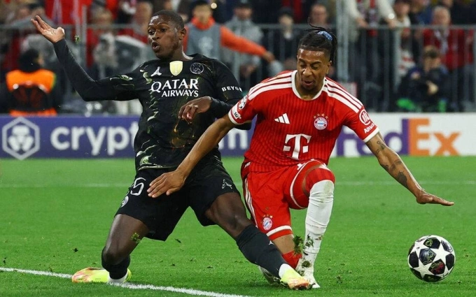 Mendes (trái) truy cản Olise trong trận lượt về bán kết Champions League tối 6/5 trên sân Allianz Arena, Bayern 1-1 PSG. Mendes truy cản Olise trận lượt về bán kết Champions League