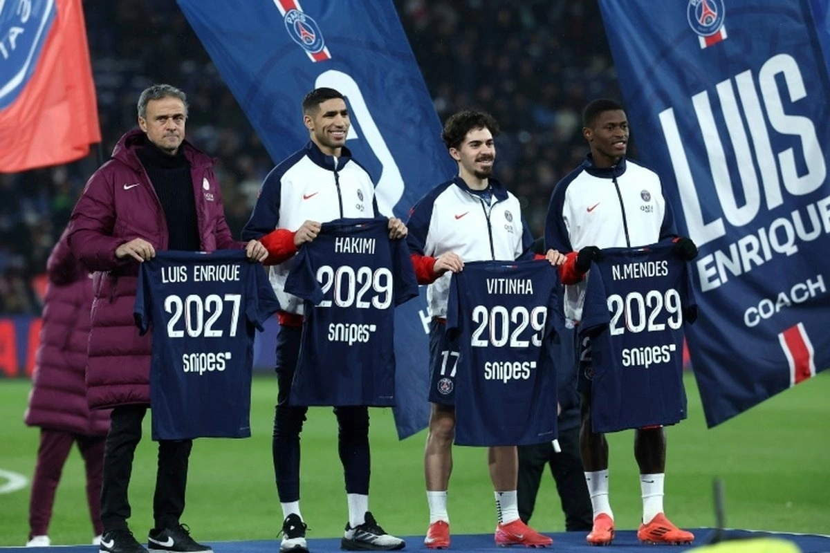 Luis Enrique dẫn dắt PSG HLV Luis Enrique cùng các học trò PSG