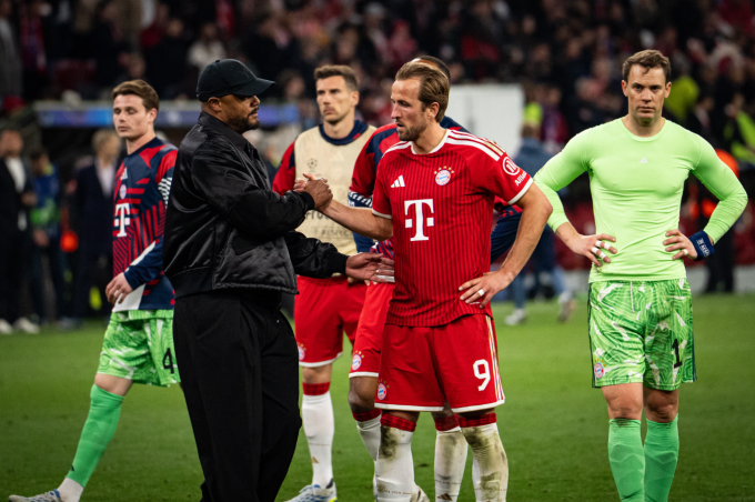 HLV Vincent Kompany (trái) an ủi Harry Kane sau trận. HLV Vincent Kompany (trái) an ủi Harry Kane sau trận.