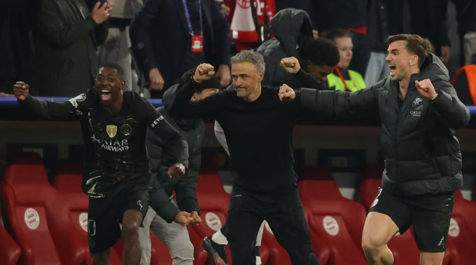 HLV Luis Enrique (giữa) vui mừng sau trận PSG hòa Bayern 1-1 ở lượt về bán kết Champions League trên sân Allianz, thành phố Munich, Đức tối 6/5/2026. Ảnh: AS HLV Luis Enrique ăn mừng sau trận PSG hòa Bayern