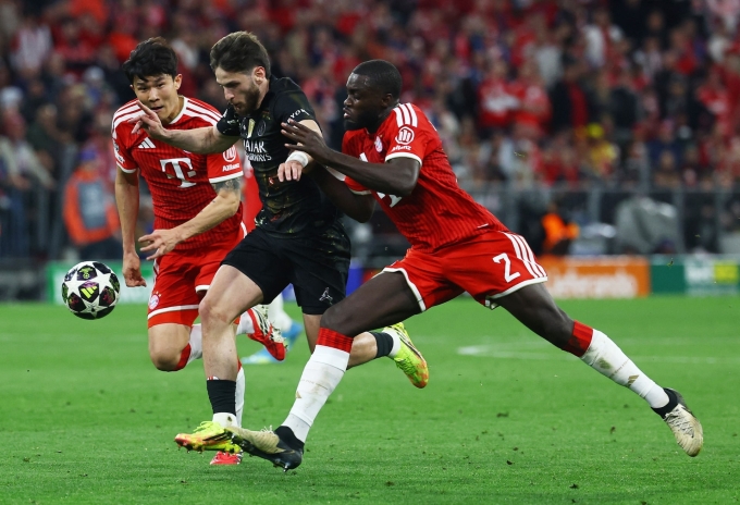 Khvicha Kvaratskhelia rê qua Kim Min-jae và Dayot Upamecano. Khvicha Kvaratskhelia rê qua Kim Min-jae và Dayot Upamecano.