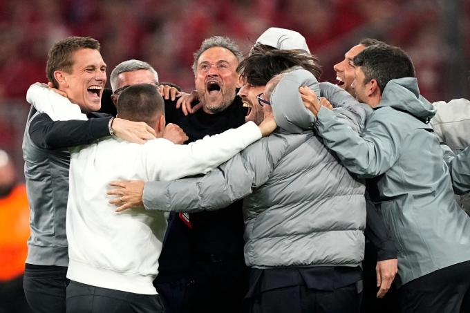 HLV Luis Enrique và cộng sự mừng chiến thắng trước Bayern trên sân Allianz. HLV Luis Enrique và cộng sự mừng chiến thắng trước Bayern trên sân Allianz.