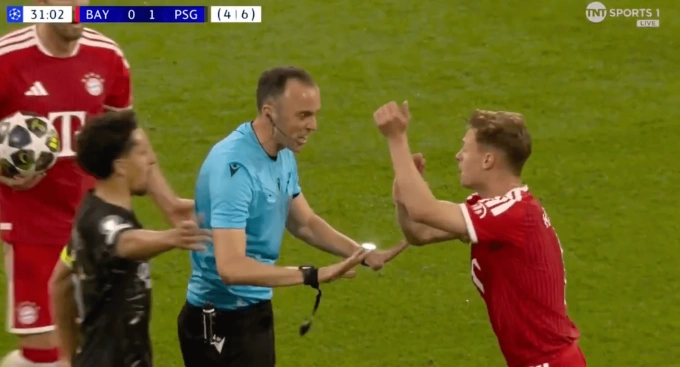 Các cầu thủ Bayern yêu cầu trọng tài thổi penalty sau pha để bóng chạm tay của Neves. Các cầu thủ Bayern yêu cầu trọng tài thổi penalty sau pha để bóng chạm tay của Neves.
