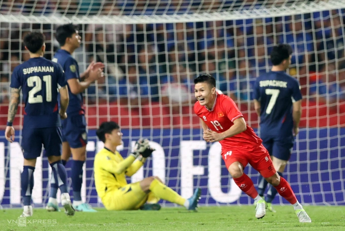 Tiền vệ Việt Nam Nguyễn Quang Hải (áo đỏ) ăn mừng bàn gỡ hòa 2-2 trong trận thắng Thái Lan 3-2 tại lượt về chung kết ASEAN Cup 2024, vào ngày 5/1/2025 trên sân Rajamangala ở Thái Lan. Ảnh: Đức Đồng