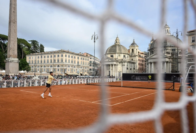 Djokovic trong một buổi tập tại Piazza del Popolo, Rome. Ảnh: EFE