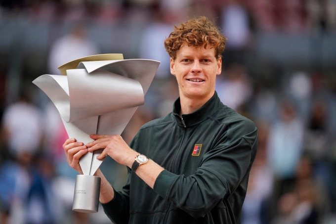 Sinner với chức vô địch Madrid Mở rộng 2026. Ảnh: Reuters
