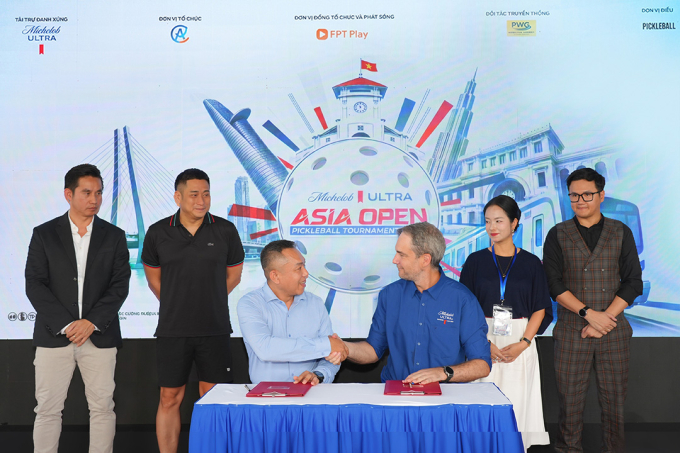 Ông Phạm Thanh Tuấn - Chủ tịch kiêm TGĐ FPT Play, Tập đoàn FPT và Ông Craig MacLean - TGĐ điều hành AB InBev khu vực ĐNÁ ký kết bản ghi nhớ tại sự kiện.