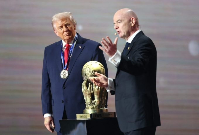 Tổng thống Mỹ Donald Trump (trái) đứng cạnh Chủ tịch FIFA Gianni Infantino tại lễ bốc thăm World Cup 2026 ở Trung tâm Biểu diễn Nghệ thuật John F. Kennedy, Washington D.C., Mỹ ngày 5/12/2025. Ông Trump được FIFA trao Giải thưởng Hòa bình FIFA. Ảnh: Reuters
