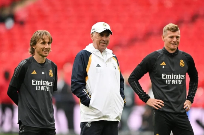 Luka Modric, HLV Carlo Ancelotti, Toni Kroos (từ trái sang) khi còn cùng phụng sự Real Madrid. Ảnh: AFP