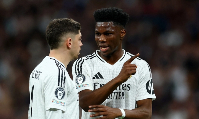 Valverde (trái) và Tchouameni trong trận Real gặp Man City trên sân Bernabeu, thành phố Madrid, Tây Ban Nha, lượt về vòng play-off Champions League tối 19/2/2025. Ảnh: Reuters