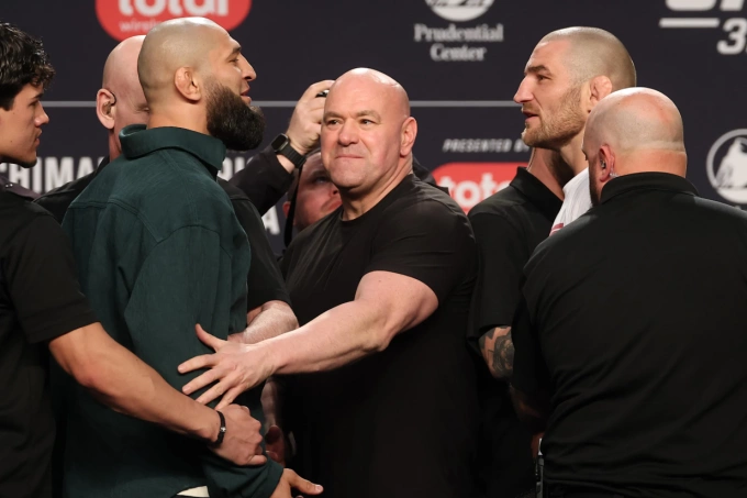 Khamzat Chimaev (trái) và Sean Strickland chạm mặt trong buổi họp báo UFC 328 tại Prudential Center, Newark, New Jersey, Mỹ ngày 7/5/2026. Ảnh: Zuffa LLC