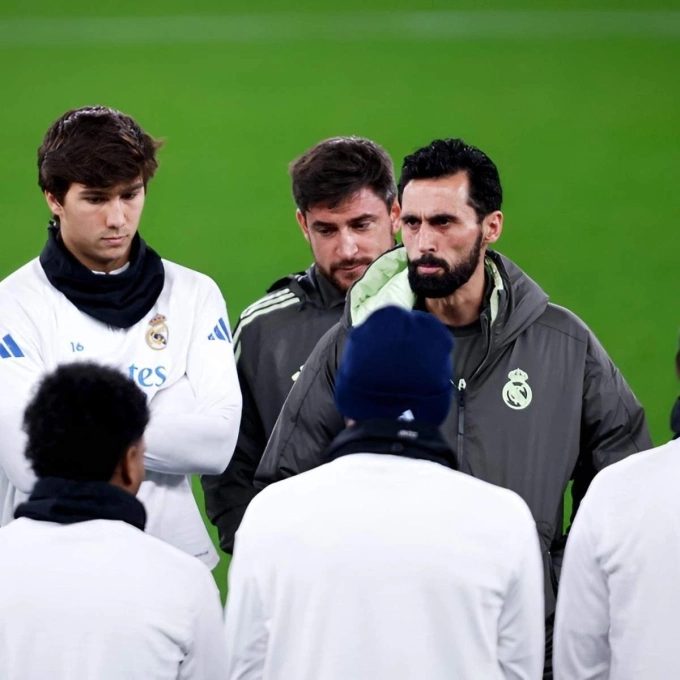 Arbeloa (phải) trong một cuộc trao đổi với các cầu thủ Real trên sân tập Valdebebas. Ảnh: EFE