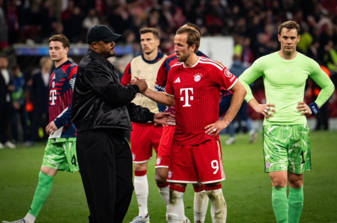 HLV Vincent Kompany (trái) an ủi Harry Kane sau trận Bayern hòa PSG 1-1 ở lượt về bán kết Champions League ngày 6/5/2026. Ảnh: FC Bayern HLV Vincent Kompany an ủi Harry Kane sau trận Bayern hòa PSG