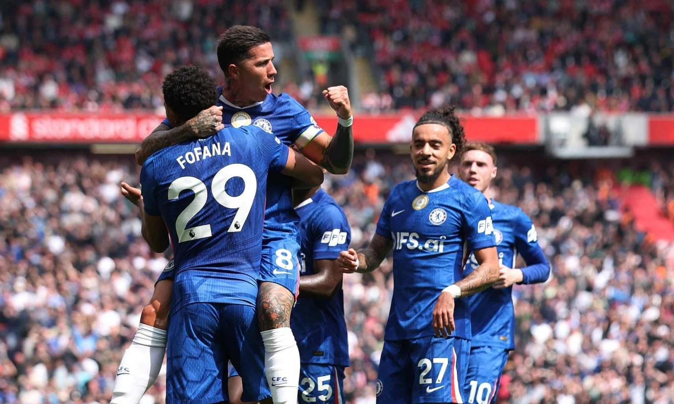 Enzo Fernandez được đồng đội bế mừng bàn gỡ hòa trước Liverpool. Ảnh: Reuters