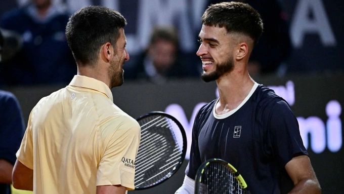 Djokovic (trái) chúc mừng Prizmic sau trận đấu trên sân Trung tâm, ở tổ hợp quần vợt Foro Italico, Rome, Italy hôm 8/5. Djokovic và Prizmic sau trận đấu tại Rome Masters