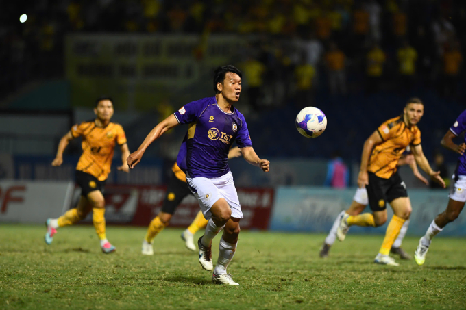 Trung vệ Hà Nội FC Nguyễn Thành Chung dứt điểm trong vòng cấm ở phút bù thứ 10 hiệp hai nhưng bị thủ môn Y Êli Niê cản phá. Trung vệ Hà Nội FC Nguyễn Thành Chung dứt điểm trong vòng cấm